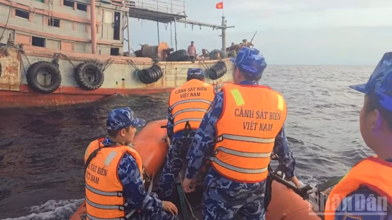Lực lượng chức năng Vùng Cảnh sát biển 2 tuần tra, kiểm soát các phương tiện có dấu hiệu vi phạm trên biển.
