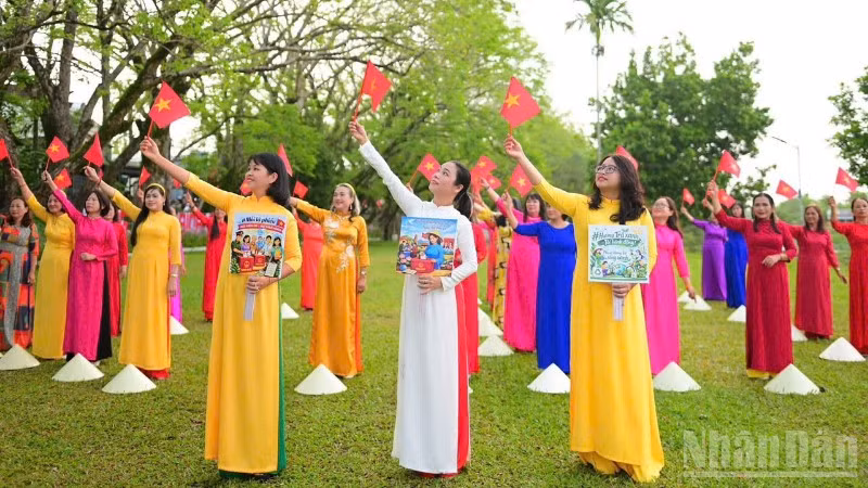 Hội Liên hiệp phụ nữ phường Hương Trà, thành phố Đà Nẵng tổ chức Chương trình đồng diễn dân vũ chào mừng 116 năm Ngày Quốc tế Phụ nữ.