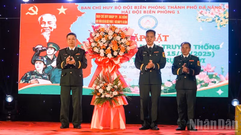 Lãnh đạo Ban Chỉ huy Bộ đội Biên phòng thành phố Đà Nẵng tặng hoa chúc mừng 50 năm ngày truyền thống Hải đội Biên phòng 1.