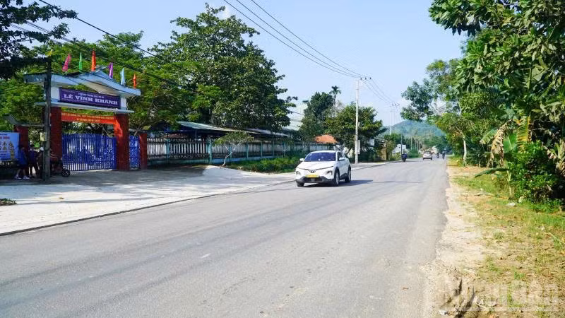 Một đoạn trên tuyến Dự án đường liên kết vùng miền trung đoạn qua địa bàn xã Thạnh Bình đã được thảm nhựa. (Ảnh: QUÂN VẠN)