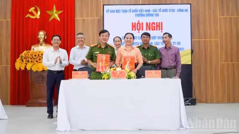Ủy ban Mặt trận Tổ quốc Việt Nam phường Hương Trà, Công an phường Hương Trà và các tổ chức chính trị-xã hội tổ chức ký kết Quy chế phối hợp hoạt động giai đoạn 2026-2030.