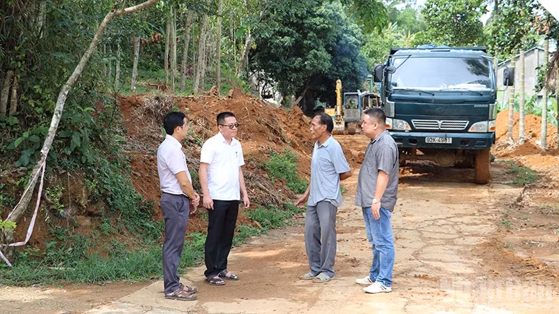 Lãnh đạo xã miền núi Sơn Cẩm Hà kiểm tra tiến độ thực hiện mở rộng, nâng cấp tuyến đường giao thông trên địa bàn.