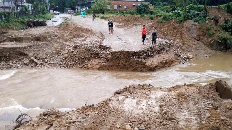 Cầu tạm bắc qua sông Ví bị cuốn trôi hoàn toàn vào rạng sáng nay.