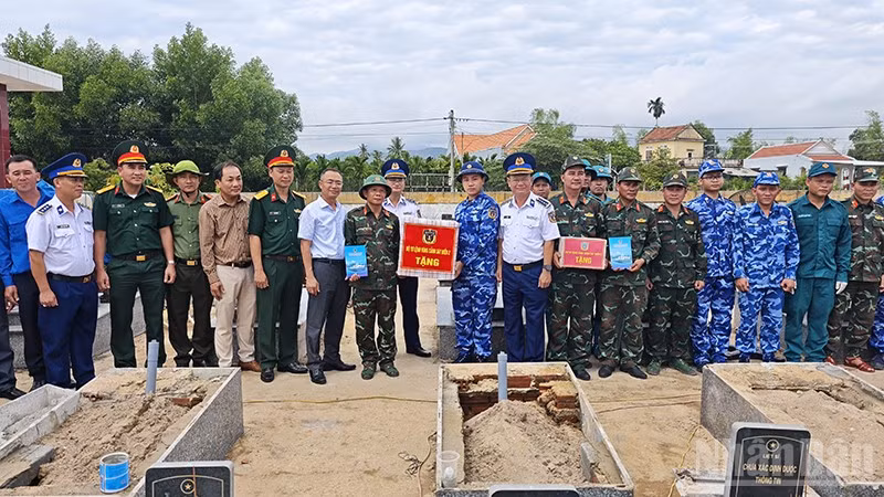 Đại tá Lê Huy, Chính ủy Vùng Cảnh sát biển 2 cùng đoàn công tác tặng quà động viên cán bộ, chiến sĩ Đội lấy mẫu số 4. (Ảnh: Cảnh sát biển)