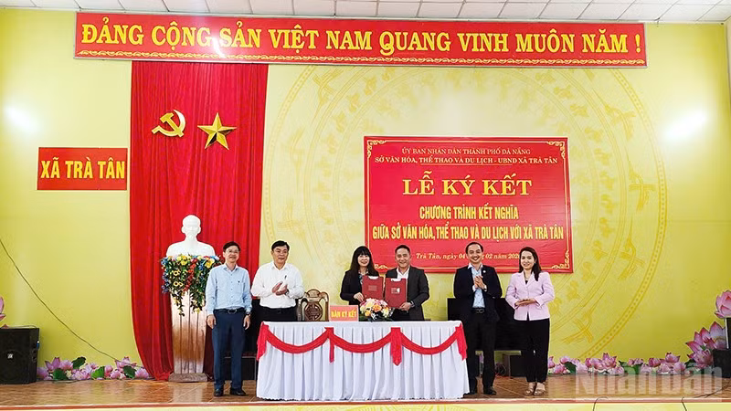 Đại diện Sở Văn hóa, Thể thao và Du lịch thành phố Đà Nẵng và Ủy ban nhân dân xã Trà Tân ký kết Chương trình kết nghĩa, hợp tác.