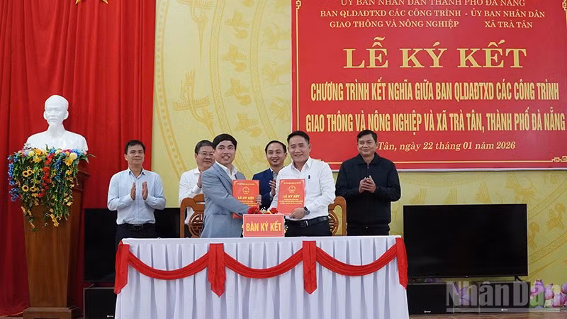 Đại diện Ban Quản lý dự án đầu tư xây dựng các công trình giao thông và nông nghiệp Đà Nẵng và xã Trà Tân ký kết.
