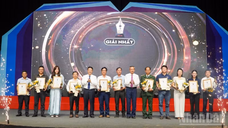 Ban tổ chức trao giải Nhất cho các tác giả.