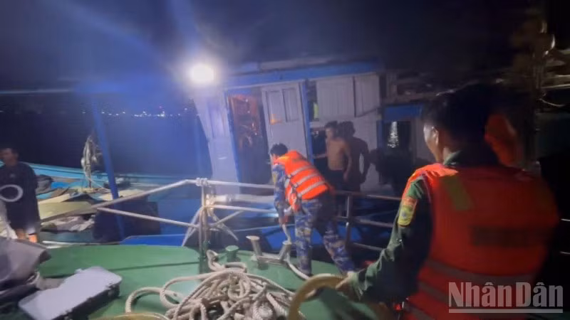 Lực lượng Bộ đội Biên phòng thành phố Đà Nẵng tiếp cận được tàu cá gặp nạn trên biển.