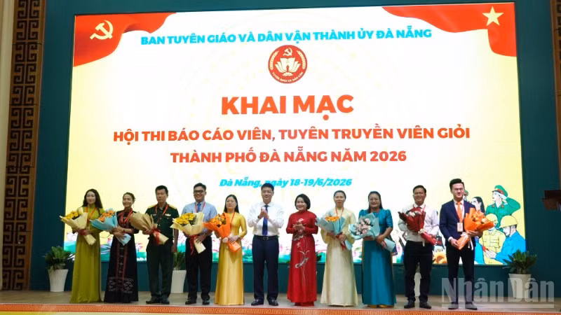 Lãnh đạo thành phố tặng hoa các thí sinh tham gia vòng chung khảo cấp thành phố.