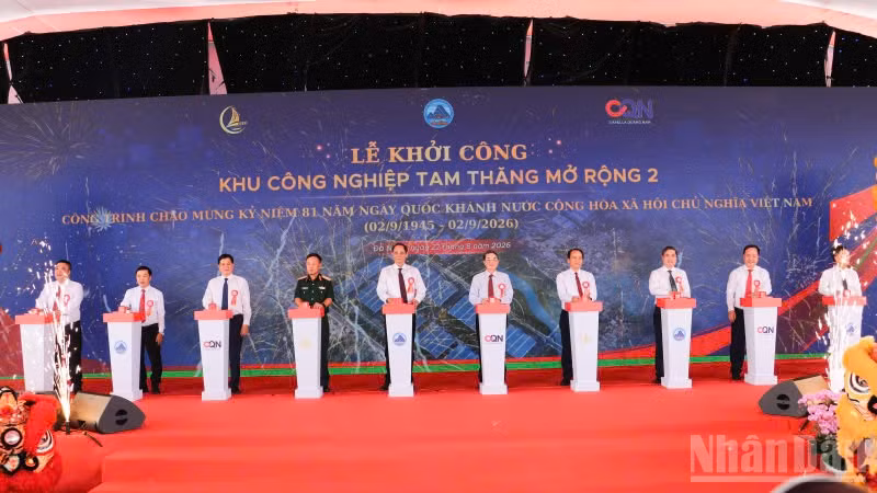 Các đại biểu ấn nút khởi công Khu công nghiệp Tam Thăng mở rộng 2. (Ảnh: QV)