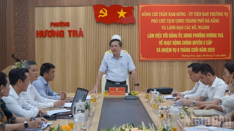 Phó Chủ tịch Ủy ban nhân dân thành phố Đà Nẵng Trần Nam Hưng phát biểu tại buổi làm việc với Đảng ủy, Ủy ban nhân dân phường Hương Trà.