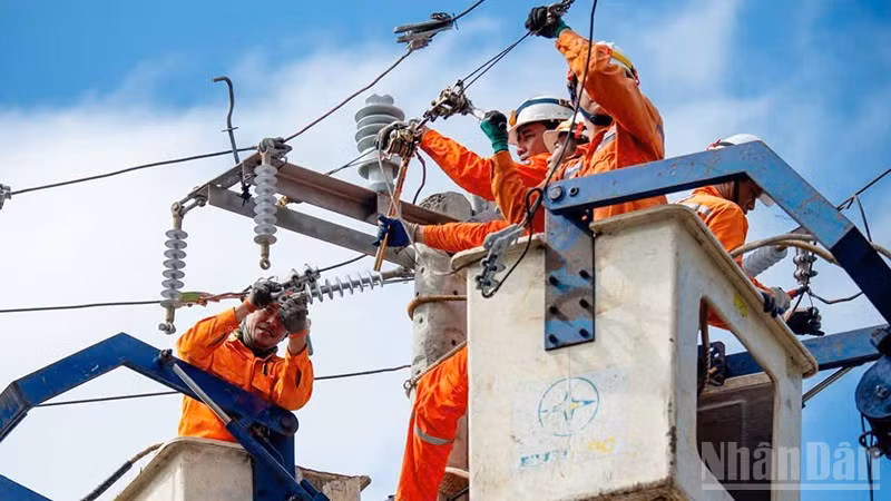 EVNCPC đã cấp điện trở lại cho hơn 1,63 triệu khách hàng, đạt tỷ lệ 99,04% khách hàng bị ảnh hưởng bởi bão số 13.