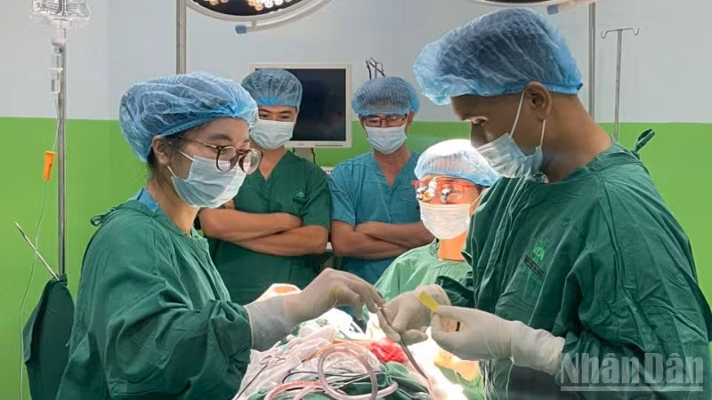 Các bác sĩ Bệnh viện Đa khoa Sài Gòn Tam Kỳ phối hợp bác sĩ chuyên gia tuyến trên từ Thành phố Hồ Chí Minh thực hiện phẫu thuật vi phẫu cho các bệnh nhân.