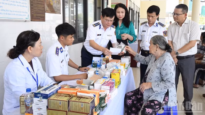 Bộ Tư lệnh Vùng Cảnh sát biển 2 tổ chức khám bệnh, cấp thuốc miễn phí cho nhân dân trên địa bàn.