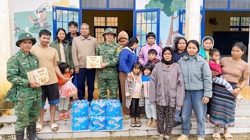 Đồn Biên phòng Ga Ry cung cấp nước sạch và sữa cho người dân và các cháu thiếu nhi đang tạm trú tại Trường Phổ thông Dân tộc bán trú Tiểu học Ga Ry. (Ảnh: HỒNG ANH)