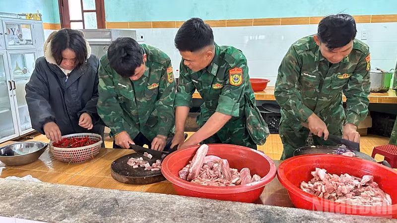 Cán bộ, chiến sĩ Đồn Biên phòng Ga Ry cùng giáo viên Trường phổ thông dân tộc bán trú tiểu học Ga Ry tổ chức “bếp ăn 0 đồng” hỗ trợ người dân tránh trú do sạt lở. (Ảnh: HỒNG ANH)