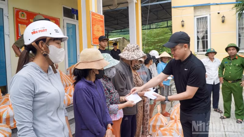 Đại diện Công ty Cổ phần Địa ốc First Real trao tặng quà cho các hộ gia đình có hoàn cảnh khó khăn chịu thiệt hại nặng nề do đợt mưa lũ vừa qua.