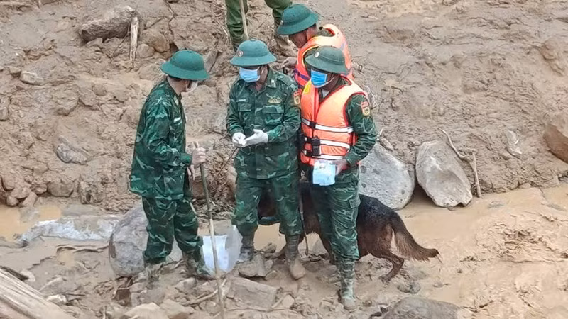 Thi thể nạn nhân đầu tiên mất tích trong vụ sạt lở được phát hiện tại hiện trường cách khu vực sạt lở 500m.