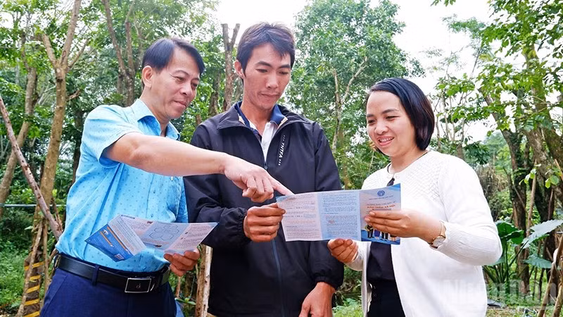 Bảo hiểm Xã hội cơ sở Chiên Đàn tuyên truyền Bảo hiểm Xã hội tự nguyện cho người dân.