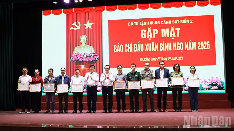Các tập thể được Bộ Tư lệnh Vùng Cảnh sát biển 2 trao tặng giấy khen.
