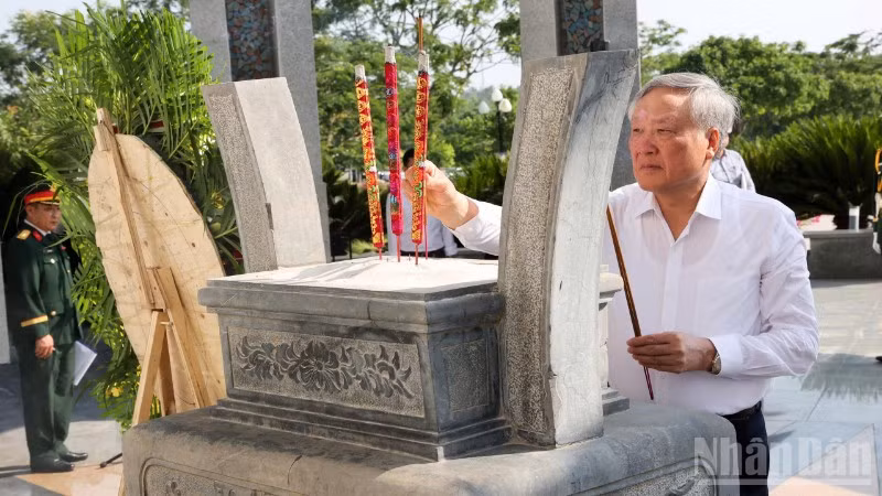 Đồng chí Nguyễn Hòa Bình, nguyên Ủy viên Bộ Chính trị, nguyên Phó Thủ tướng Thường trực Chính phủ dâng hương Nghĩa trang Liệt sĩ và Tượng đài Mẹ Việt Nam anh hùng tại phường Quảng Phú, thành phố Đà Nẵng.
