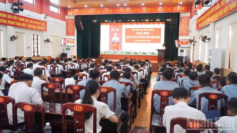 Quang cảnh buổi khai mạc Hội thi Báo cáo viên giỏi cấp Bộ Tư lệnh Vùng Cảnh sát biển 2 năm 2026.