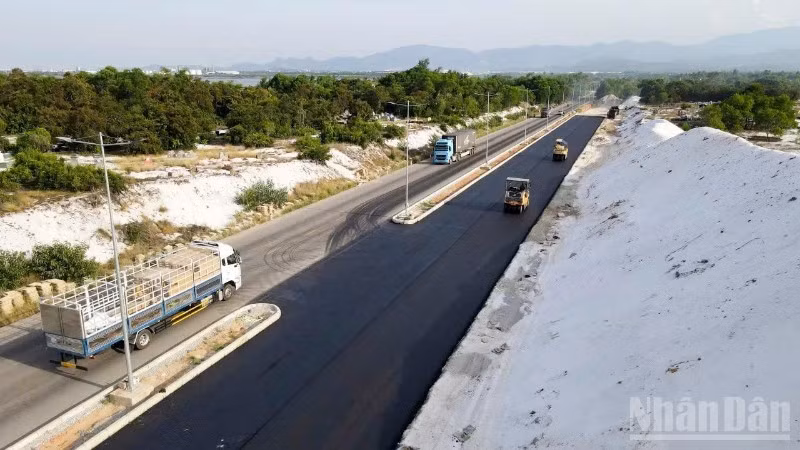 Đơn vị thi công Dự án thành phần 1 Hoàn thiện đường ven biển 129 (Võ Chí Công) đang tập trung thi công hoàn thành dự án đúng tiến độ.