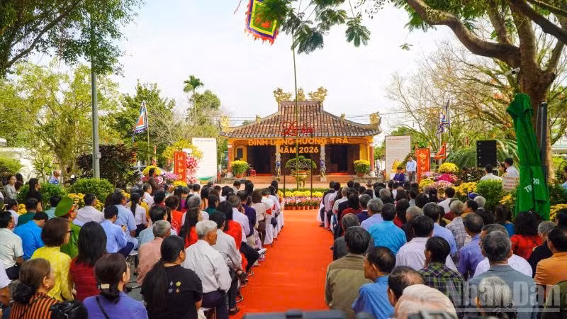 Lễ hội Đình làng Hương Trà năm 2026 thu hút đông đảo nhân dân tham gia.