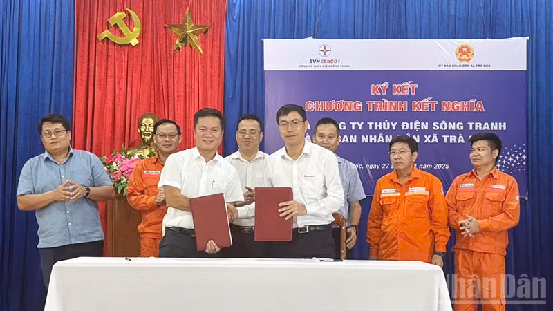 Công ty Thủy điện Sông Tranh và Ủy ban nhân dân xã Trà Đốc ký kết chương trình kết nghĩa nhằm tăng cường phối hợp, hỗ trợ phát triển kinh tế-xã hội.