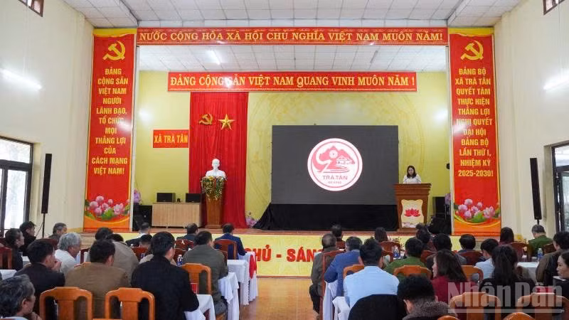 Quang cảnh Lễ công bố biểu trưng xã Trà Tân.