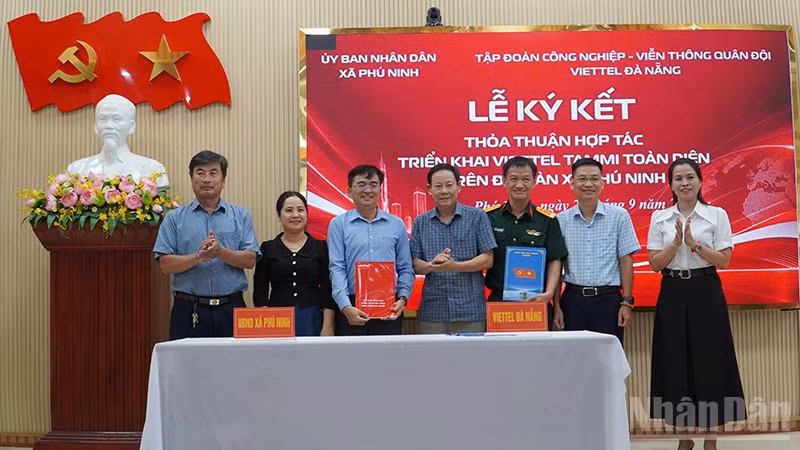 Ra mắt mô hình “Tammi OA - Chính quyền số xã Phú Ninh” và ký kết mô hình giữa lãnh đạo xã Phú Ninh và lãnh đạo Chi nhánh Viettel Đà Nẵng. (Ảnh: PN)