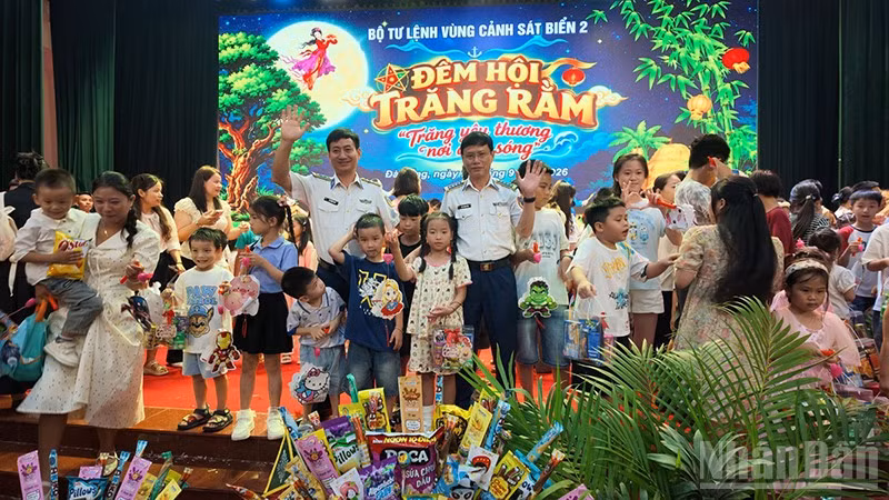 Chương trình “Đêm hội trăng rằm” với chủ đề “Trăng yêu thương nơi đầu sóng” tại Vùng Cảnh sát biển 2. (Ảnh: Cảnh sát biển)