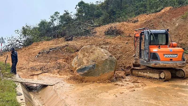 Sạt lở làm chia cắt hoàn toàn tuyến giao thông huyết mạch nối trung tâm xã Hùng Sơn với cửa khẩu phụ Tây Giang-Kà Lừm.