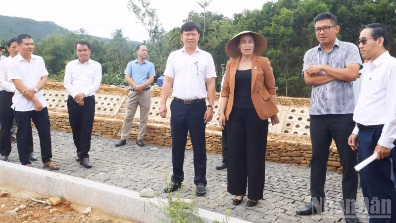 Phó Chủ tịch Ủy ban nhân dân thành phố Đà Nẵng Nguyễn Thị Anh Thi kiểm tra thực tế tình hình thực hiện Dự án Phát huy giá trị di tích nhà lưu niệm cụ Huỳnh Thúc Kháng tại xã Thạnh Bình.