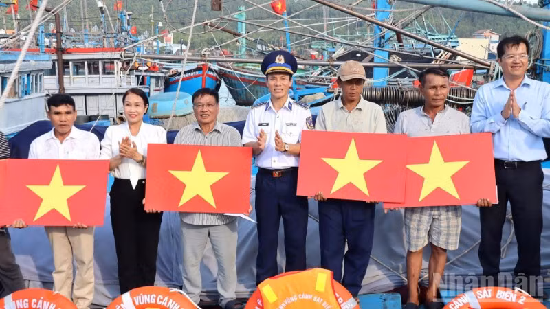 Đại tá Trần Hồng Quế, Phó Chính ủy Vùng Cảnh sát biển 2 cùng lãnh đạo phường Sa Huỳnh thăm, động viên ngư dân tại cảng cá Sa Huỳnh.