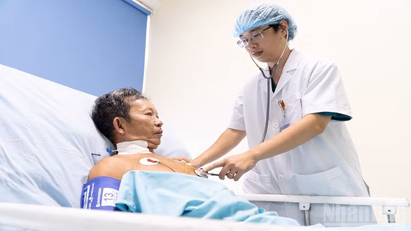 Bác sĩ thăm khám cho người bệnh N. T. D. sau khi được điều trị sốc phản vệ do ong vò vẽ đốt hơn 30 vết.