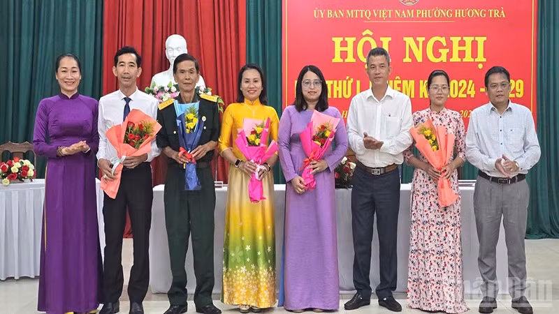 Ban Thường trực Ủy ban Mặt trận Tổ quốc Việt Nam phường Hương Trà nhiệm kỳ 2024-2029 ra mắt.