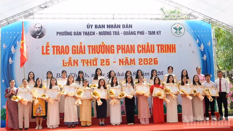 218 cá nhân có thành tích xuất sắc trong học tập, nghiên cứu, thể thao và các lĩnh vực khác đã được trao Giải thưởng Phan Châu Trinh. (Ảnh: TK)