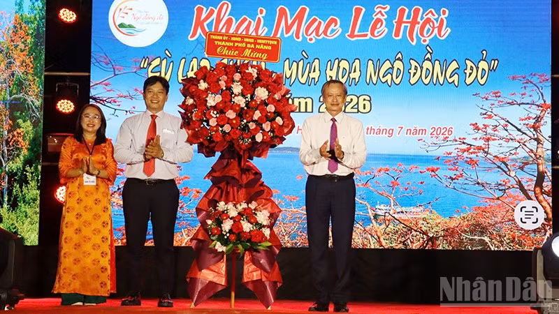 Lãnh đạo thành phố Đà Nẵng tặng hoa chúc mừng lễ hội.