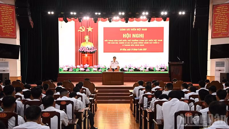 Quang cảnh Chính ủy Cảnh sát biển Việt Nam đối thoại với cán bộ, chiến sĩ Vùng Cảnh sát biển 2.