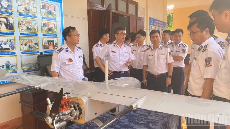 Các đại biểu tham quan phương tiện không người lái (UAV). (Ảnh: Vùng Cảnh sát biển 2)