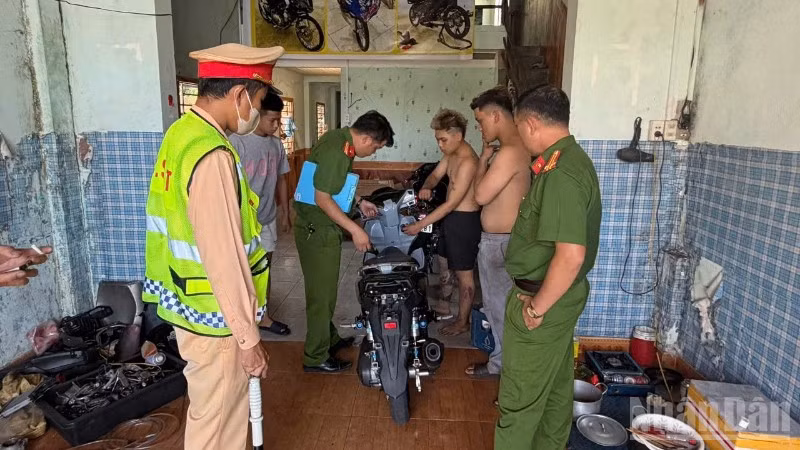 Đội Cảnh sát giao thông đường bộ số 2 vừa phối hợp Công an phường Tam Kỳ, kiểm tra cơ sở sửa xe tại đường Lê Tấn Trung ở phường Tam Kỳ, thành phố Đà Nẵng.