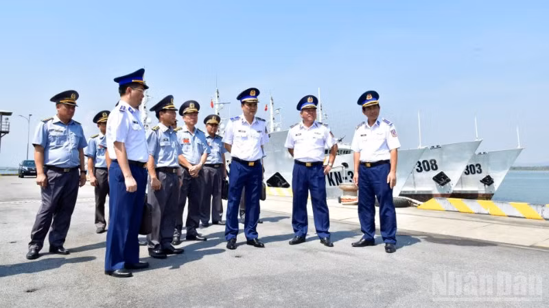 Thiếu tướng Trần Văn Lượng, Phó Tư lệnh, Tham mưu trưởng Cảnh sát biển Việt Nam kiểm tra khu neo đậu tàu thuyền của Vùng Cảnh sát biển 2.