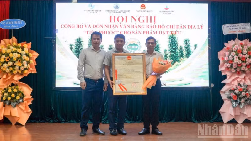 Trao giấy chứng nhận đăng ký chỉ dẫn địa lý “Tiên Phước” cho sản phẩm hạt tiêu.