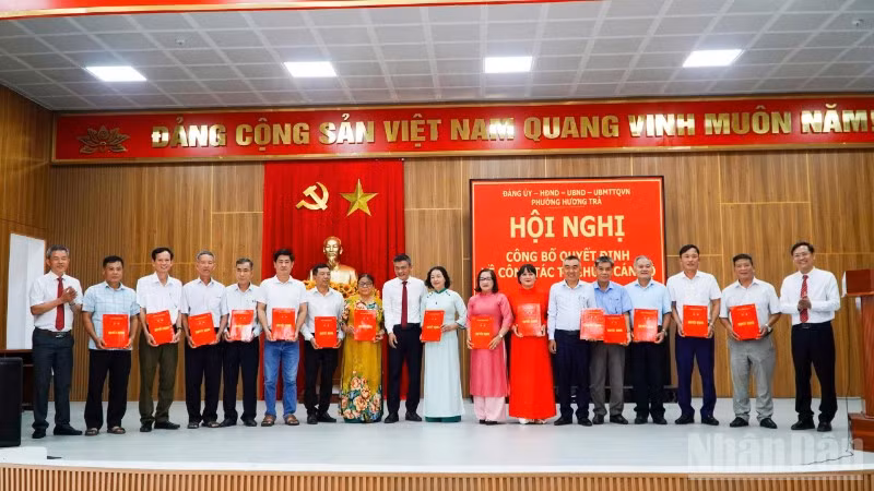 Lãnh đạo phường Hương Trà trao quyết định thành lập 15 tổ dân phố sau khi thực hiện việc sắp xếp.