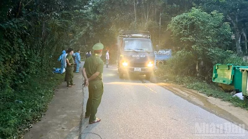 Lực lượng chức năng xã Sơn Cẩm Hà phát hiện một phương tiện chở lợn lưu thông trong vùng có dịch tả lợn châu Phi.
