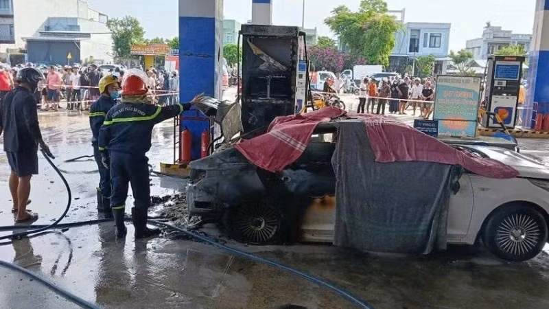 Hiện trường vụ cháy xe ô-tô khiến 2 người tử vong.