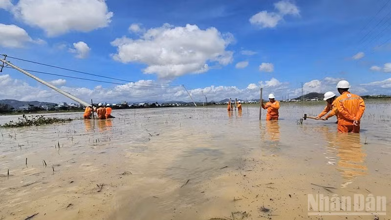 EVNCPC đã cấp điện trở lại cho 80% triệu khách hàng bị ảnh hưởng sau bão số 13.