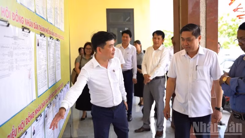 Phó Chủ tịch Ủy ban nhân dân thành phố Đà Nẵng Phan Thái Bình kiểm tra công tác chuẩn bị bầu cử tại thôn An Đông, xã Hiệp Đức.