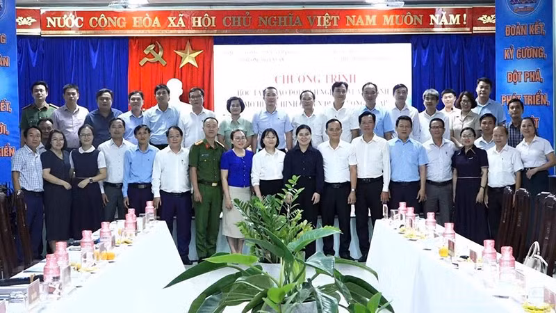 Hai địa phương Điện Bàn Bắc và Hòa Xuân trao đổi kinh nghiệm vận hành mô hình chính quyền địa phương 2 cấp. (Ảnh: Trung tâm Cung ứng dịch vụ sự nghiệp công phường Điện Bàn Bắc)